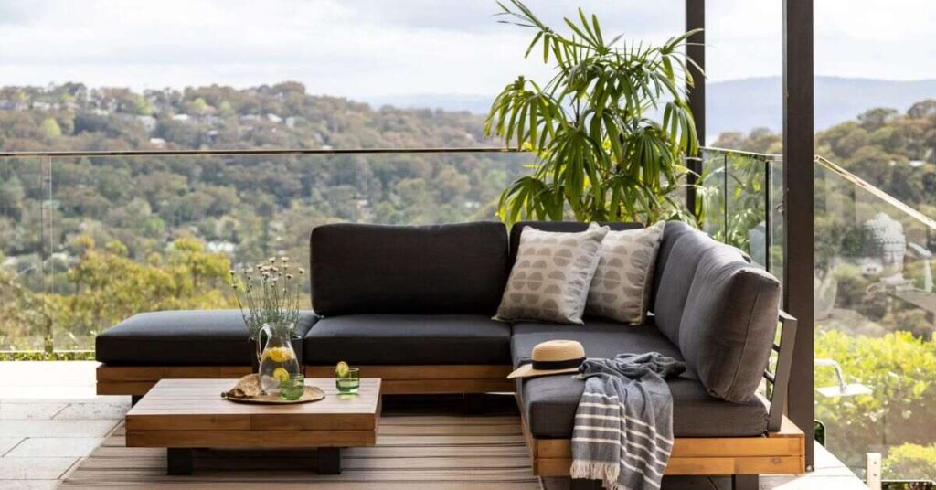 How to Choose the Right Outdoor Coffee Table